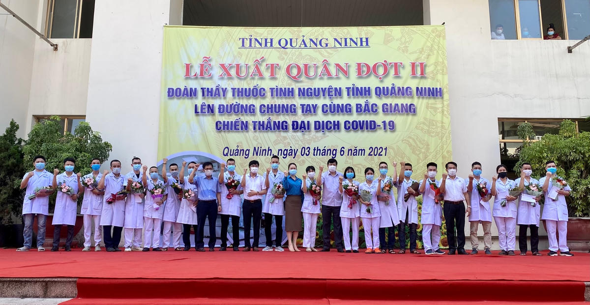 Ngày 3/6, Đoàn 20 y, bác sĩ tinh nhuệ của tỉnh Quảng Ninh cùng nhiều trang thiết bị y tế đã lên đường 'chi viện' cho tỉnh Bắc Giang chống dịch Covid-19.
