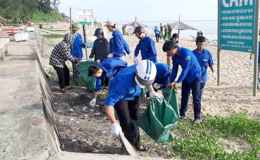 Tuổi trẻ Hà Tĩnh ra quân bảo vệ môi trường.