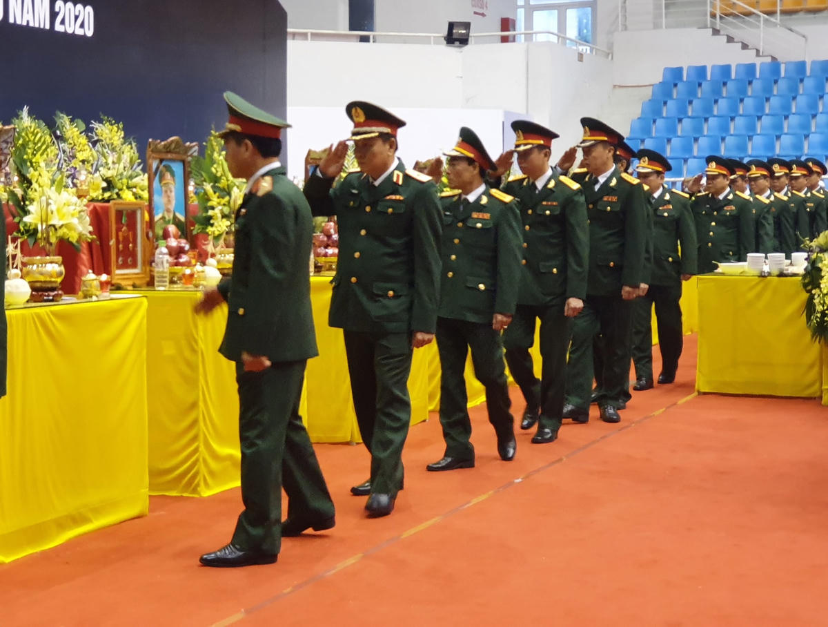 Đoàn Bộ Quốc phòng viếng các liệt sĩ.