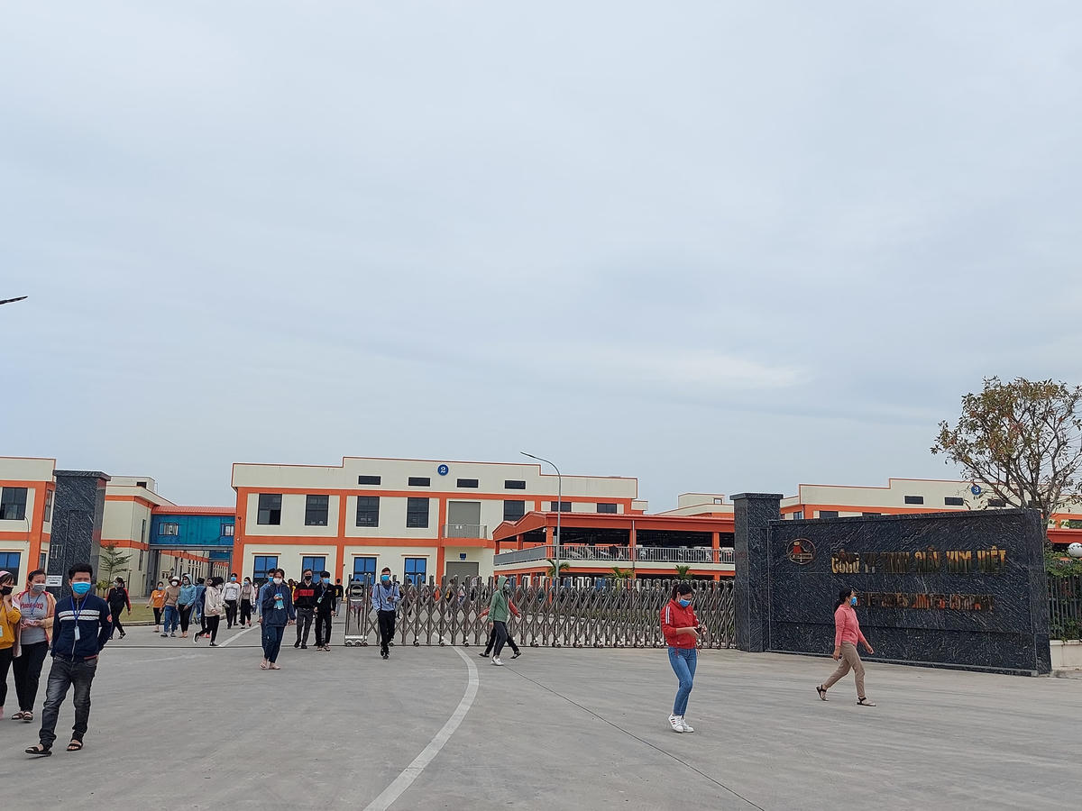 Công nhân làm việc tại Công ty Giầy Kim Việt bình tĩnh tham gia lao động, sản xuất như thường nhật. Ảnh: Đình Minh.