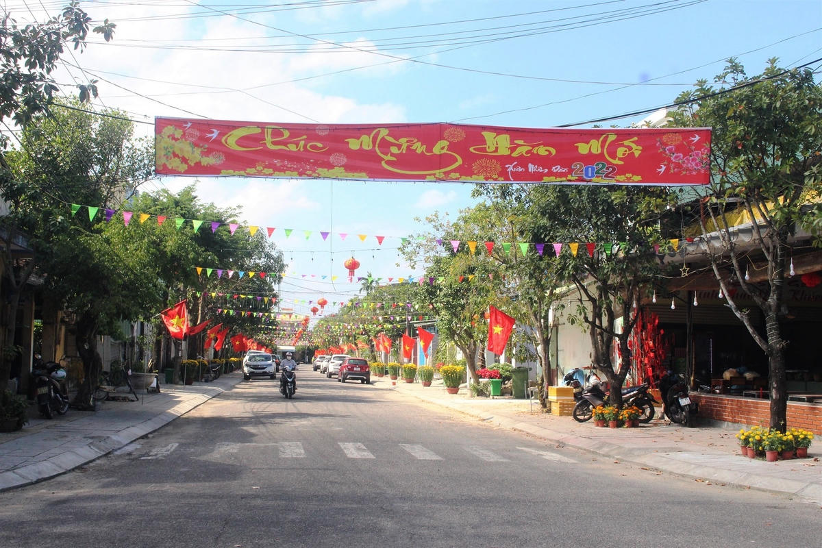 Các tuyến đường ở TP Tam Kỳ tưng bừng cờ, hoa, chào đón năm mới.