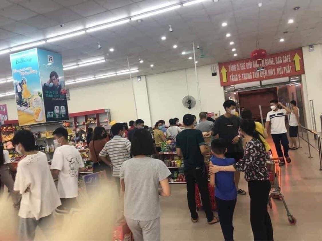 Trước diễn biến xấu về tình hình dịch trên địa bàn, nhiều người dân Hải Hậu đổ xô đi mua đồ tích trữ.