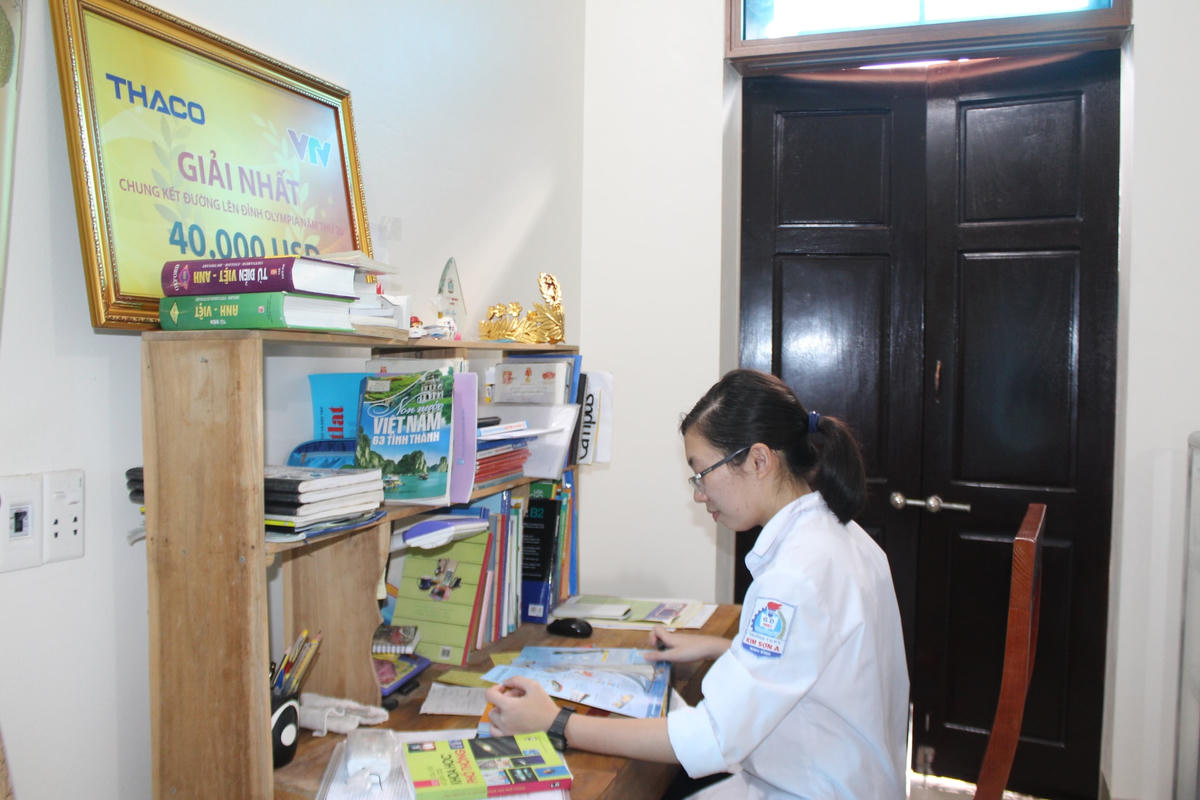 Quán quân Olympia Thu Hằng bên góc học tập của mình.