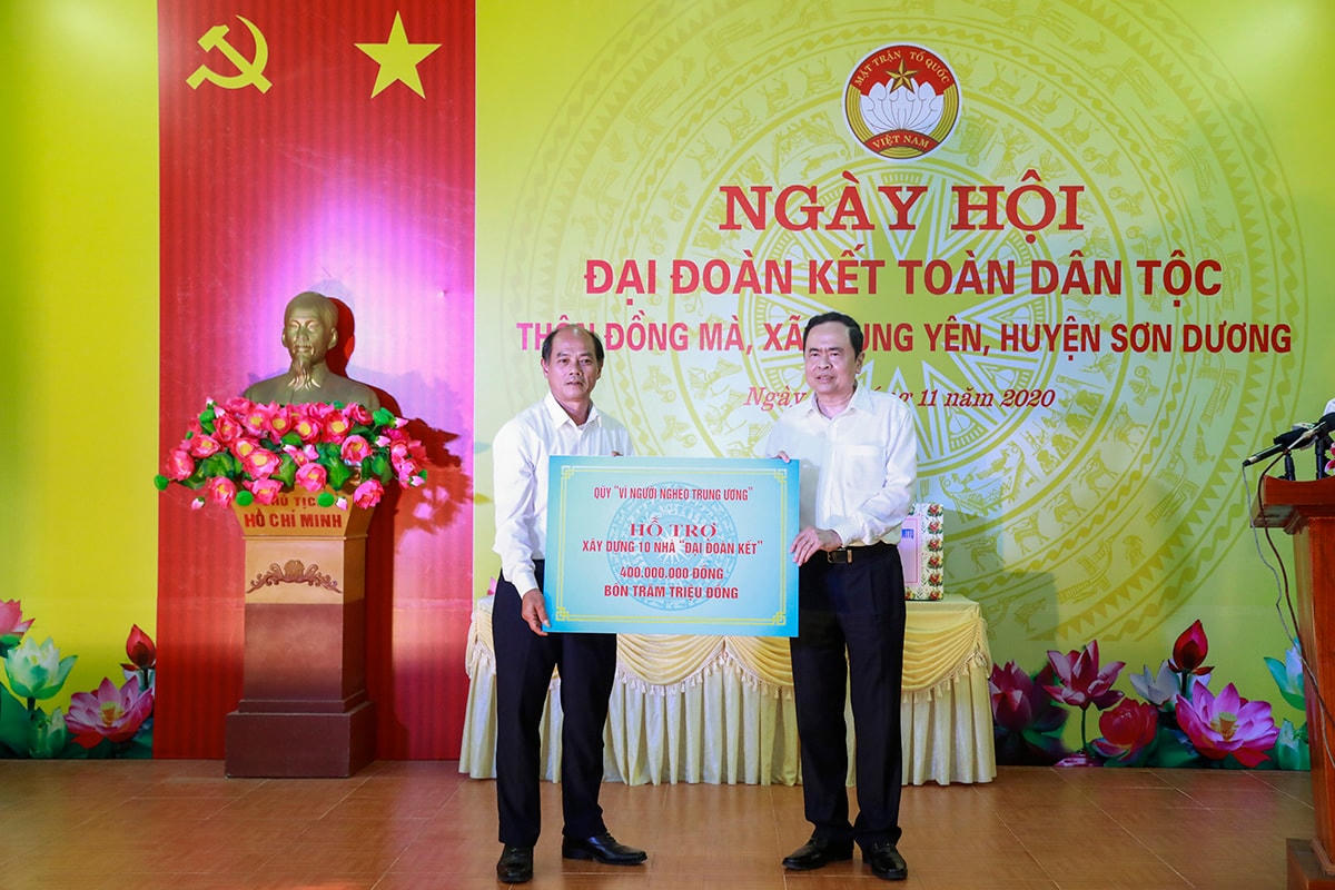 Chủ tịch Trần Thanh Mẫn trao hỗ trợ 10 nhà Đại đoàn kết cho Ủy ban MTTQ huyện Sơn Dương.
