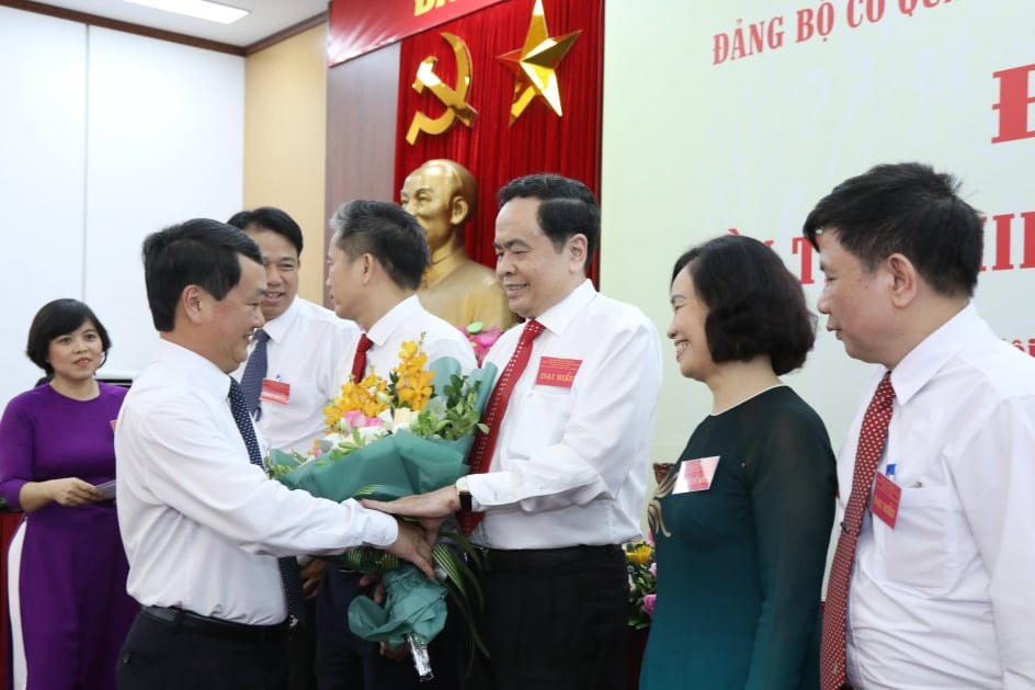 Tặng hoa chia tay các đồng chí trong BCH Đảng bộ khóa XII không tái cử khóa XIII. Ảnh: Quang Vinh.