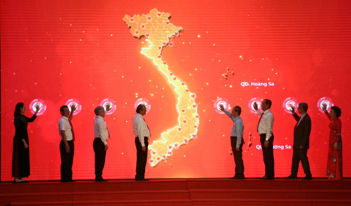 Các đại biểu thực hiện nghi thức phát động Tháng Nhân đạo năm 2022.