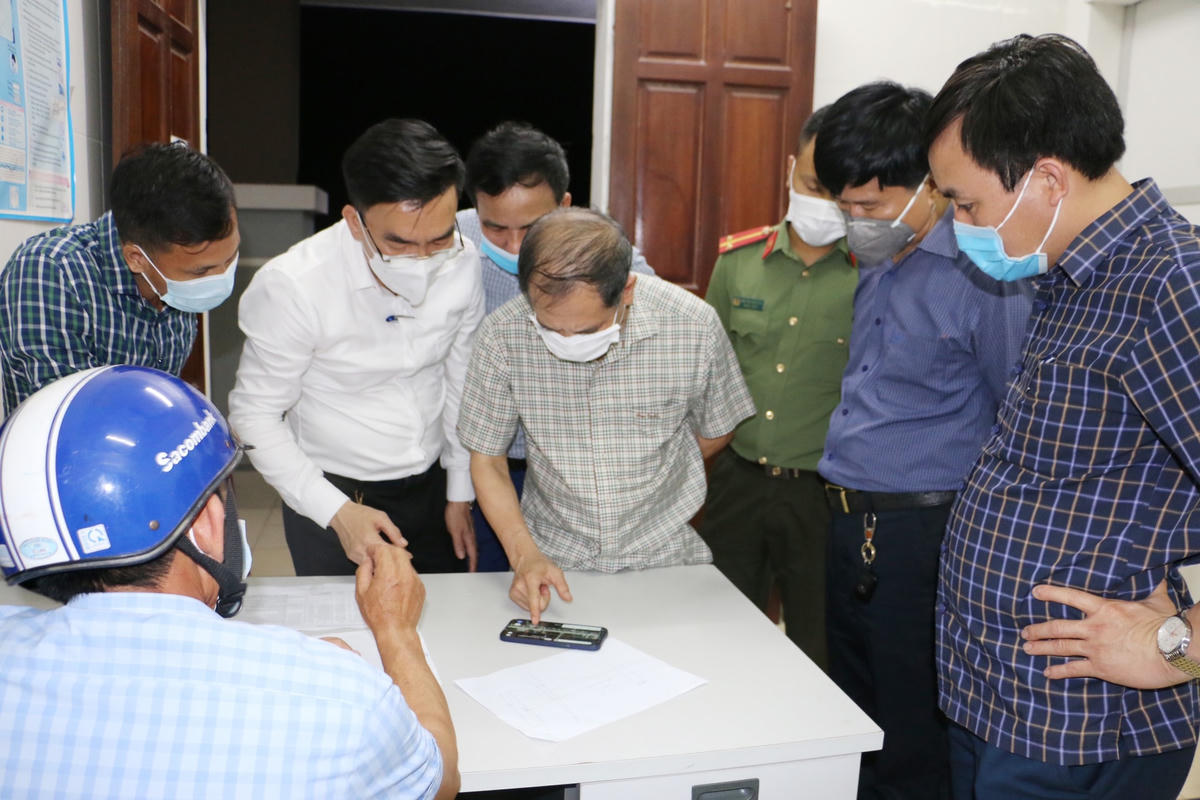 Lực lượng chức năng tỉnh Hà Tĩnh trắng đêm truy vết các trường hợp tiếp xúc với 2 ca bệnh tái nhiễm SARS-CoV-2.