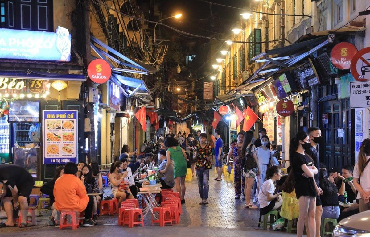 Phố Tạ Hiện về đêm.