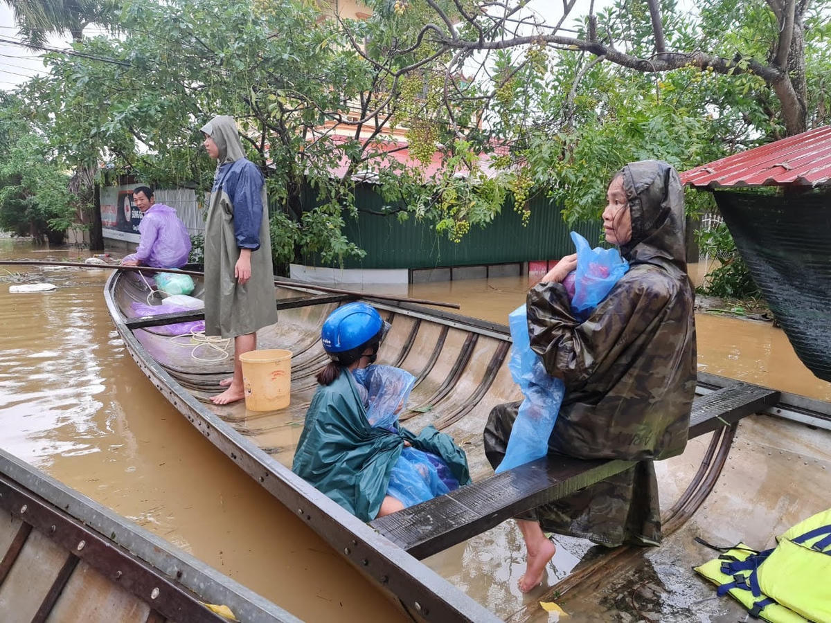 Tiếp cận các hộ dân để cứu hộ.