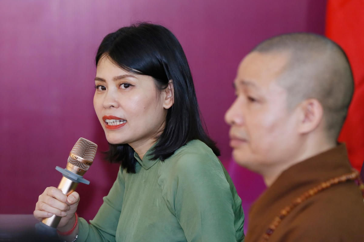 Nhà báo Cẩm Thúy đặt câu hỏi tại tọa đàm. Ảnh: Quang Vinh.