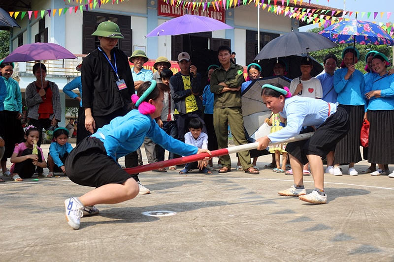 Người chơi tham gia đẩy gậy tại Hội Soóng cọ năm 2019.