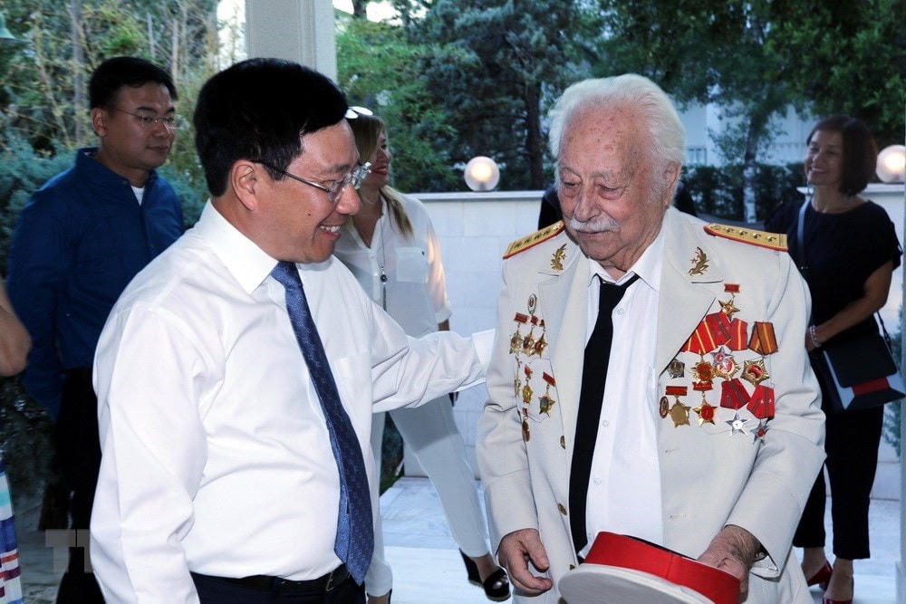Phó Thủ tướng, Bộ trưởng Bộ Ngoại giao Phạm Bình Minh và ông Nguyễn Văn Lập (tên Hy Lạp là Kostas Sarantidis), Anh hùng Lực lượng vũ trang nhân dân Việt Nam hồi năm 2018. (Ảnh: Ngự Bình/TTXVN).