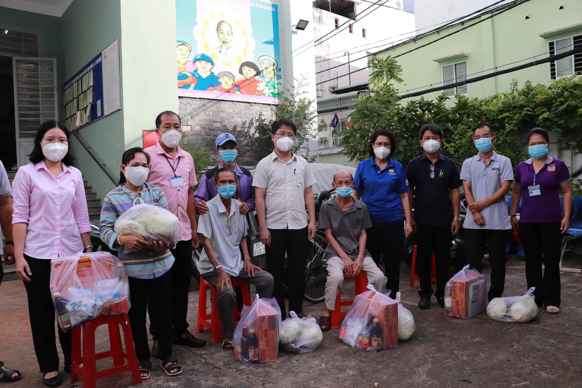 Đoàn đến kiểm tra công tác phòng chống dịch và trao túi an sinh tại phường 15, quận Phú Nhuận ngày 3/9.