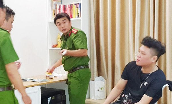Trần Viết Nghĩa (áo đen) - đối tượng được xác định cầm đầu đường dây cá độ bóng đá. (Ảnh Công an cung cấp).