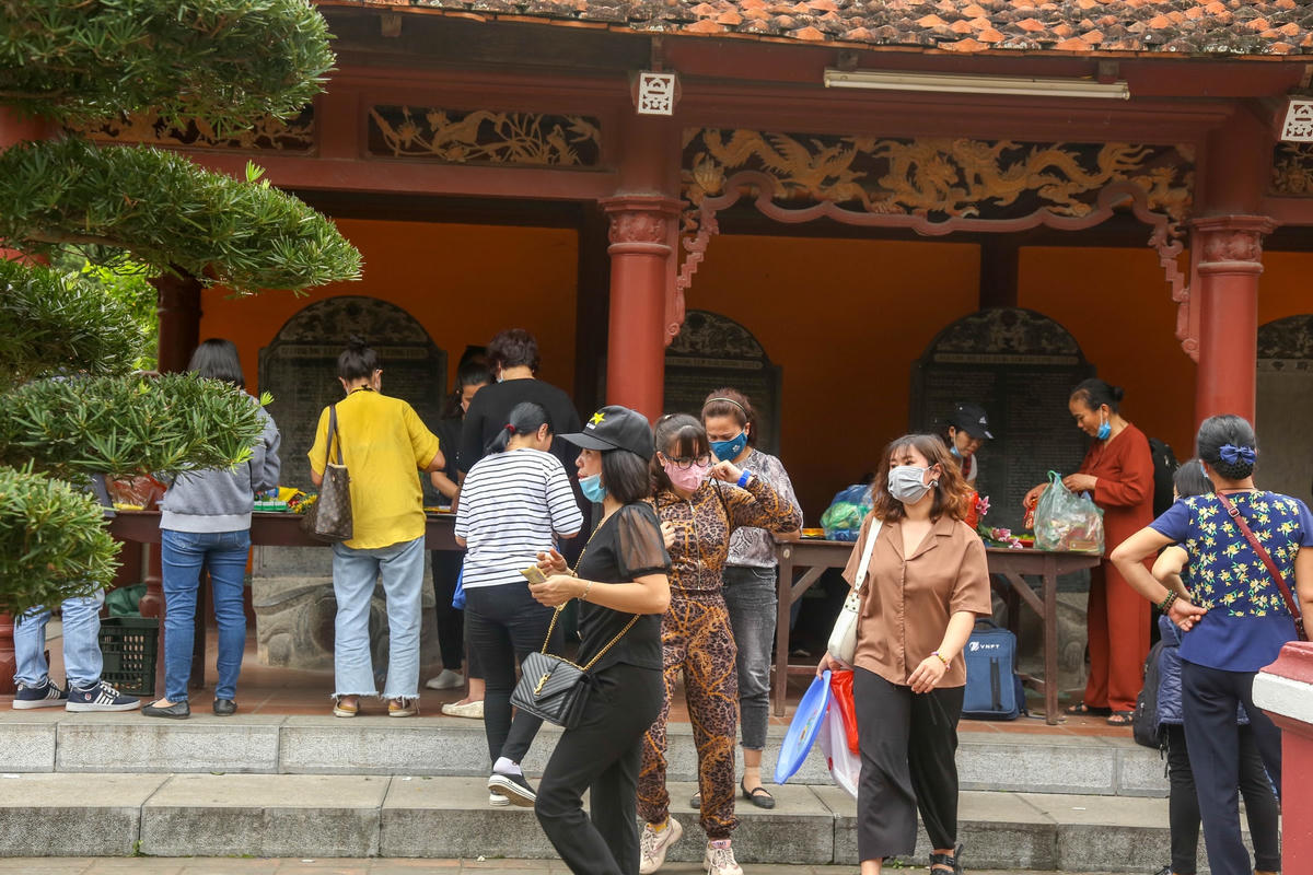 Người dân vào lễ tại chùa Thiên Trù. Ảnh: H.T. 