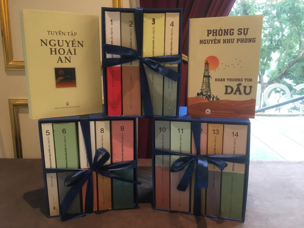 Một góc trưng bày các tuyển tập của nhà văn Hoài An và nhà văn Nguyễn Như Phong (con trai ông Hoài An).