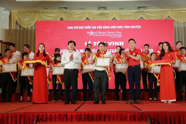 Thầy giáo trường y, 11 năm 22 lần hiến máu
