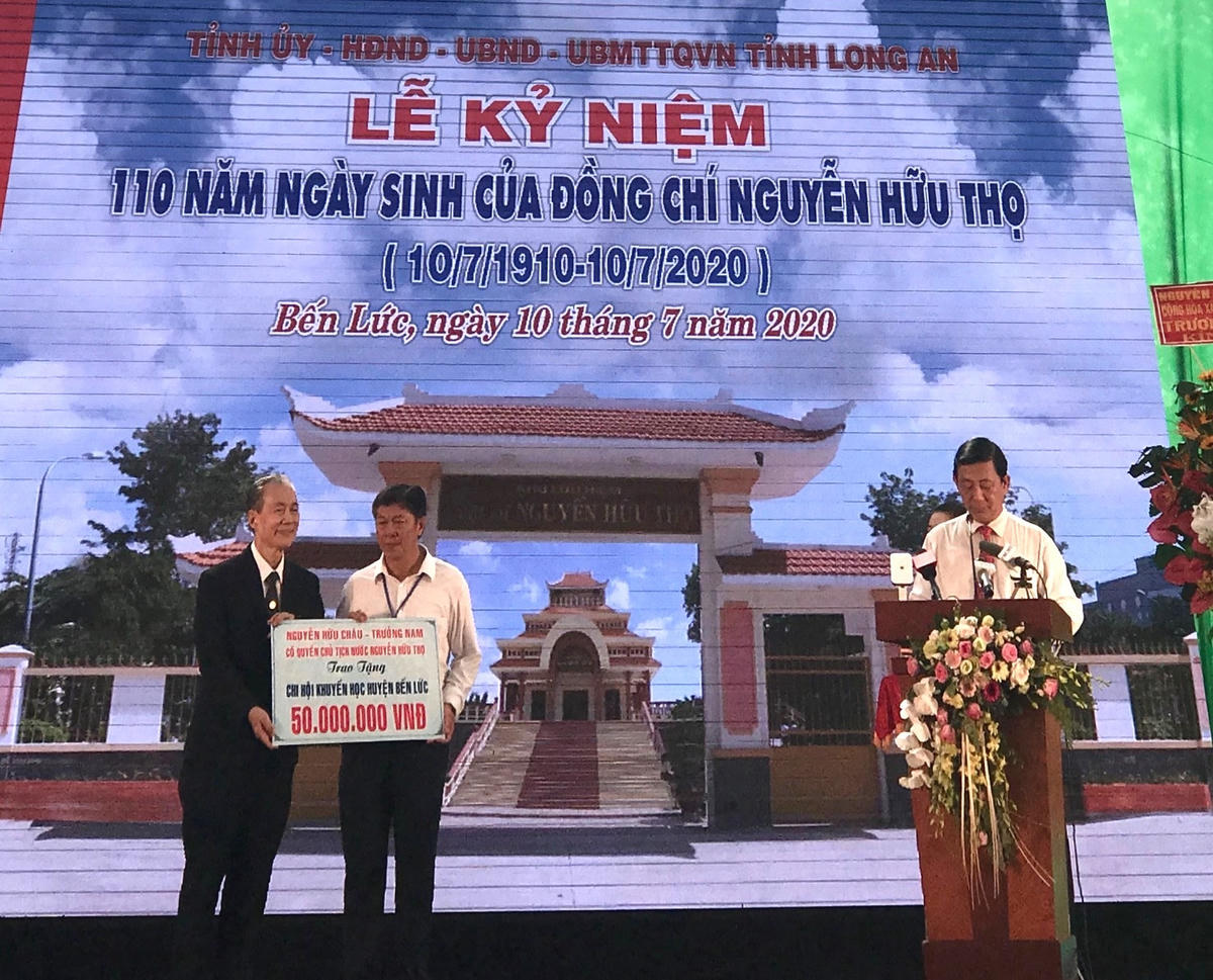 Ông Nguyễn Hữu Châu trao tặng học bổng cho Chi hội Khuyến học huyện Bến Lức.