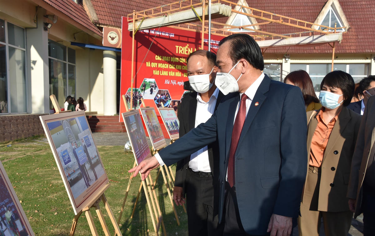 Phó Chủ tịch Ngô Sách Thực tham quan Triển lãm các hoạt động của MTTQ Việt Nam và quy hoạch các khu chức năng kêu gọi xúc tiến đầu tư vào Làng Văn hóa - Du lịch các dân tộc Việt Nam.