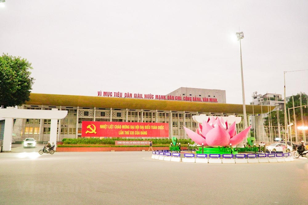 Cung Văn Hóa Lao Động Hữu Nghị Việt-Xô căng băng rôn chào mừng Đại hội. (Ảnh: Minh Hiếu/Vietnam+).