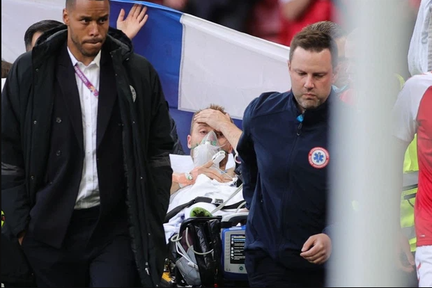Eriksen đã tỉnh lại sau khi được các bác sĩ sơ cứu kịp thời. Ảnh: AFP.