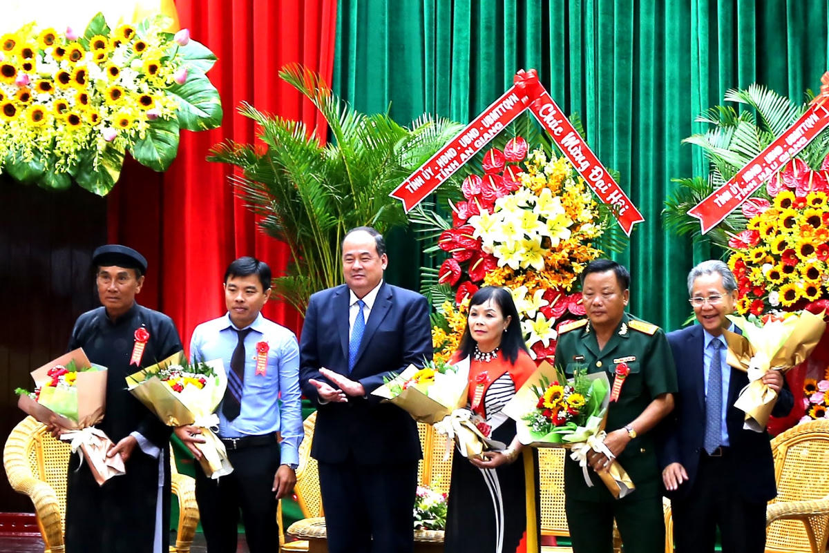 Ông Nguyễn Thanh Bình Chủ tịch UBND tỉnh tặng hoa cho các điển hình tiên tiến của tỉnh