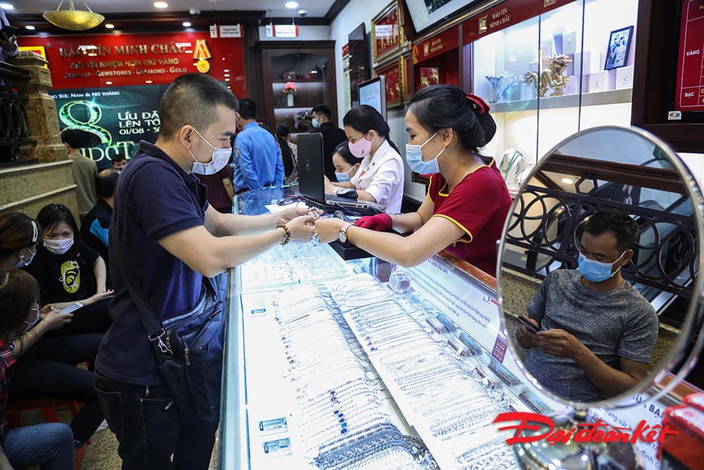 Khách hàng giao dịch tại cửa hàng.