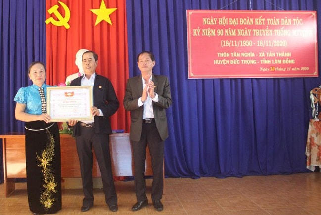 Ông Nguyễn Trọng Ánh Đông trao Bằng công nhận “Khu dân cư kiểu mẫu” cho thôn Tân Nghĩa.