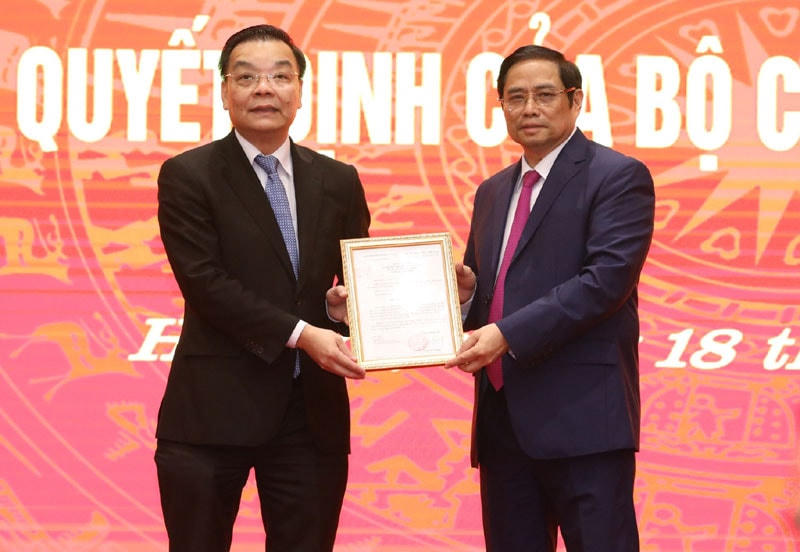 Trưởng Ban Tổ chức Trung ương Phạm Minh Chính trao quyết định cho ông Chu Ngọc Anh. Ảnh: kinhtedothi.