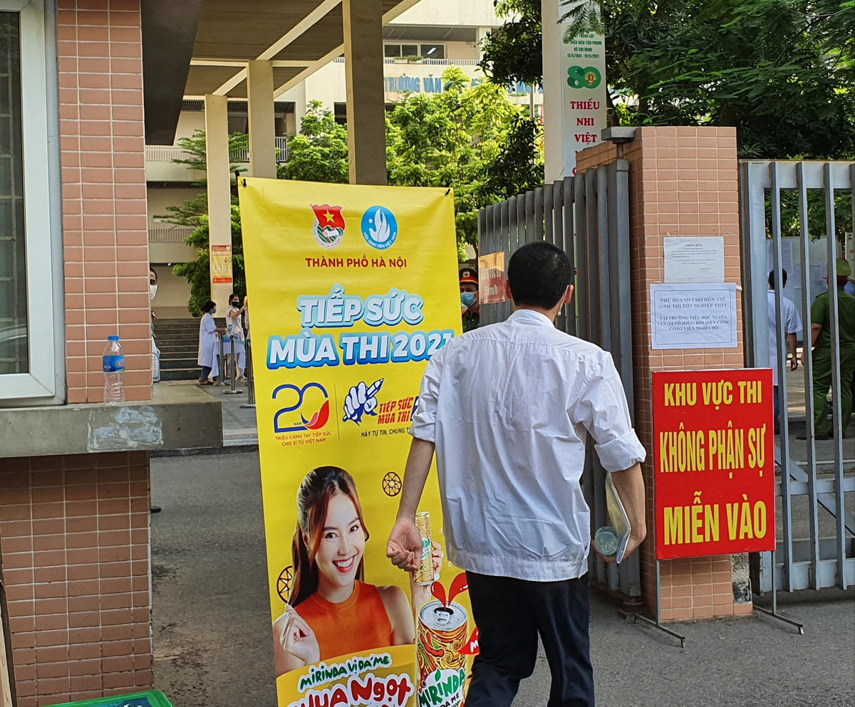 Một thí sinh đang vội vàng chạy vào khu vực thi.