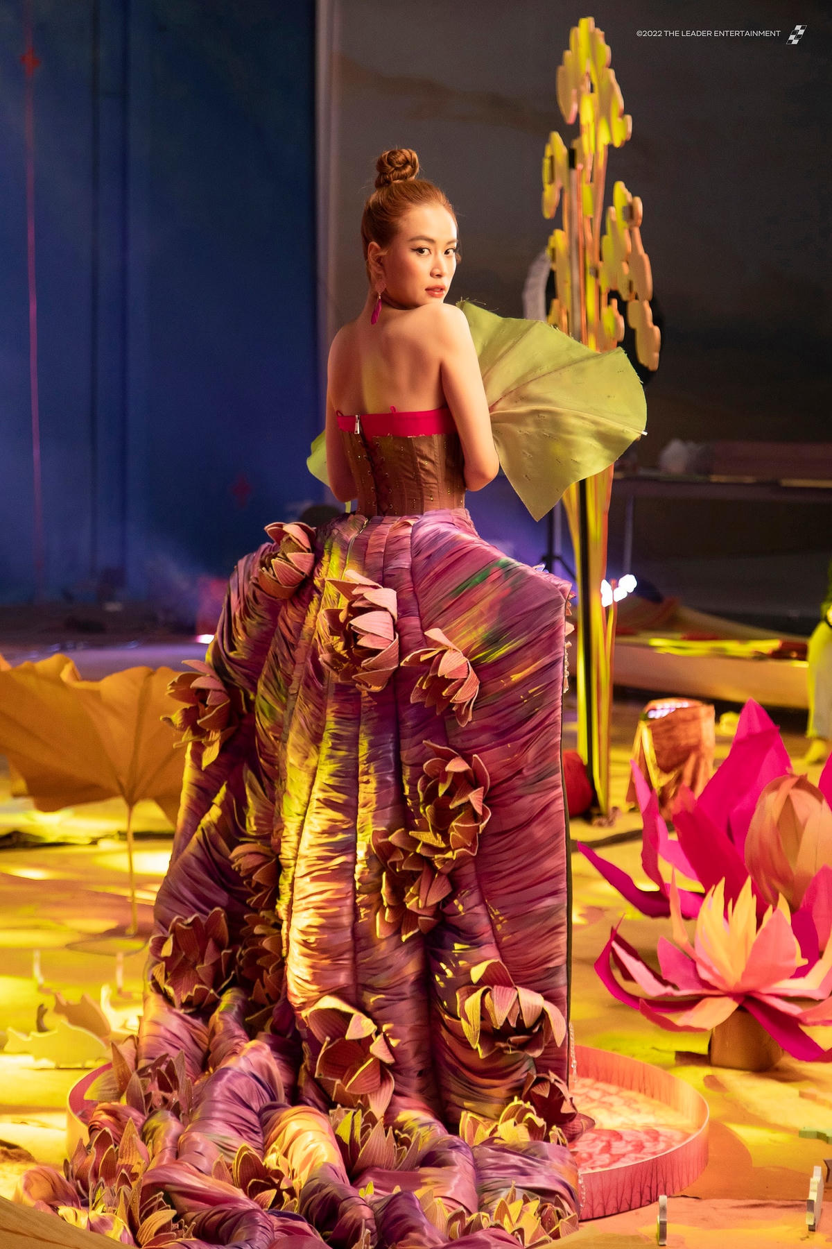 hình ảnh miền Tây dưới con mắt của Hoàng Thuỳ Linh hiện lên đặc biệt qua giai điệu và ngôn từ. 