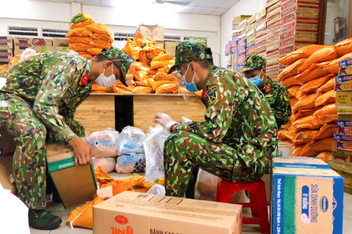 Bộ đội chuẩn bị hàng để tiếp tế cho người dân trong khu phong tỏa.