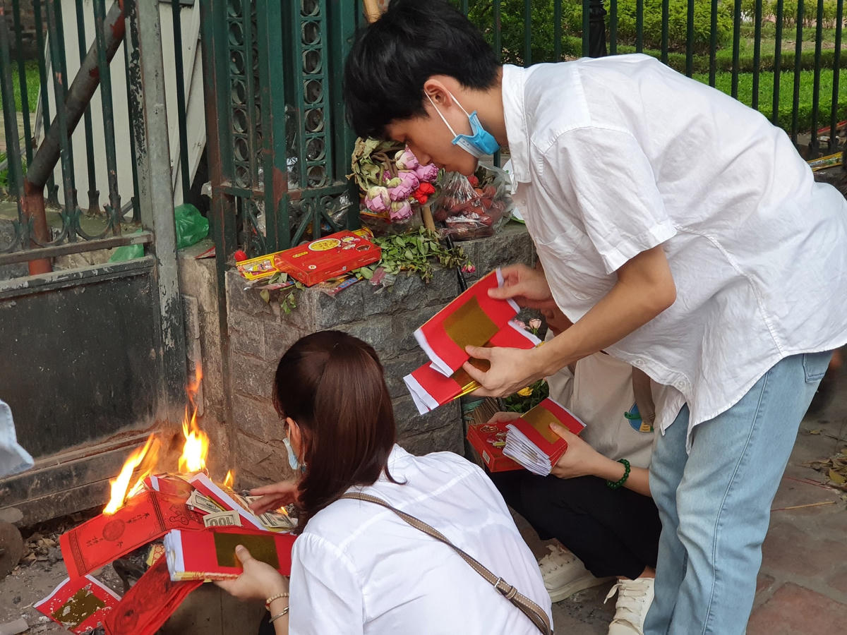 Rồi hóa vàng ngay trước cổng...