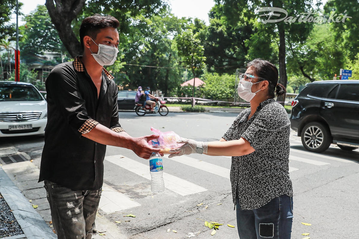 [ẢNH] 10.000 suất cơm sẽ đến với 3.000 người có hoàn cảnh ngặt nghèo trong đại dịch Covid-19