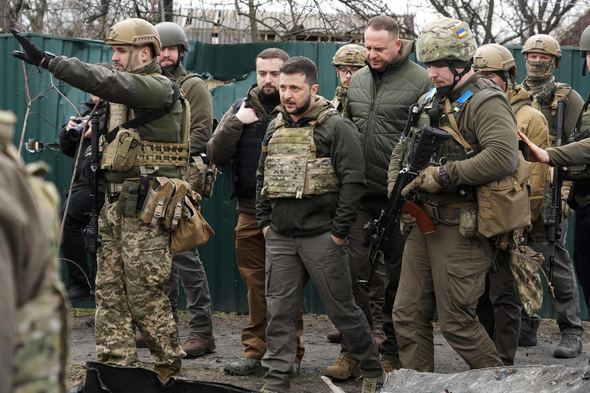 Tổng thống Ukraine Volodymyr Zelenskyy kiểm tra địa điểm ở Bucha gần thủ đô Kiev, Ukraine. Ảnh: AP.