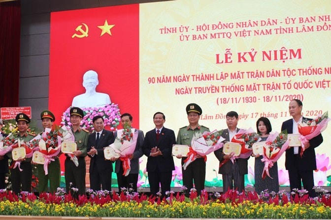 Trao tặng kỷ niệm chương,“Vì sự nghiệp Đại đoàn kết toàn dân tộc”, cho các cá nhân tiêu biểu.