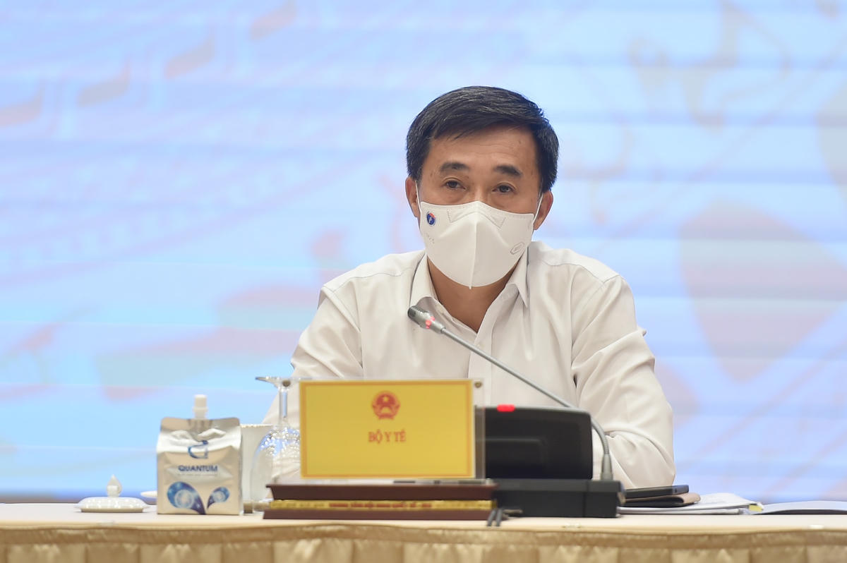 Thứ trưởng Bộ Y tế Trần Văn Thuấn trả lời câu hỏi liên quan đến vaccine ngừa Covid-19. Ảnh: VGP.