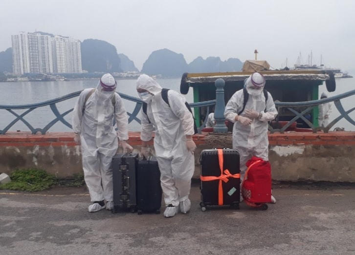 3 thuyền viên Trung Quốc mắc SARS-CoV-2 được đưa lên bờ chữa trị và cách ly.