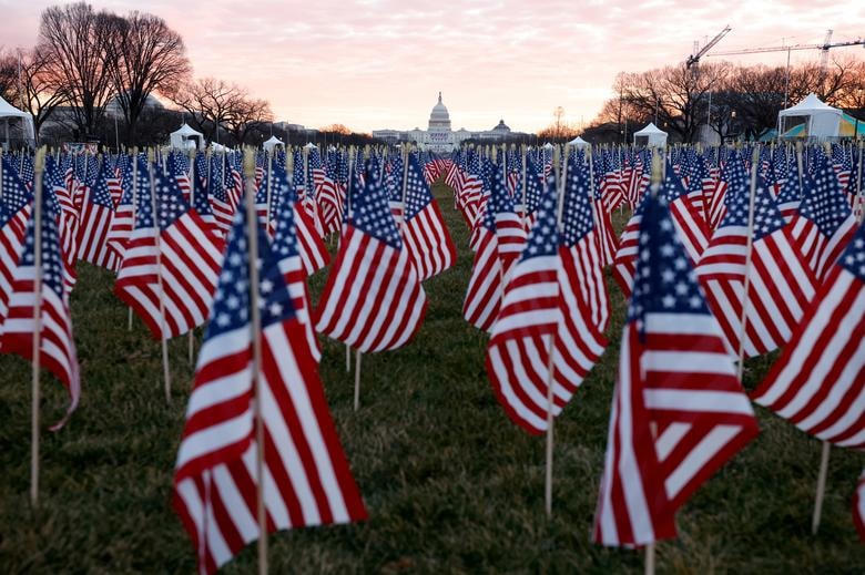 Hàng nghìn lá cờ Mỹ tại National Mall, để đại diện cho những người không thể đến Washington dự lễ nhậm chức.  