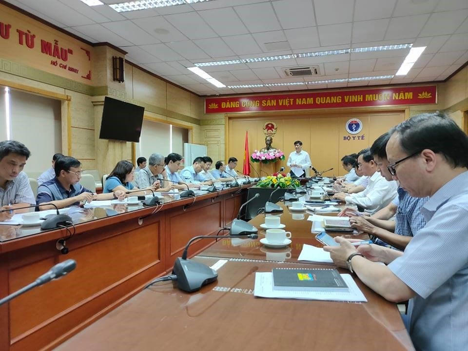 Quyền Bộ trưởng Bộ Y tế Nguyễn Thanh Long phát biểu tại cuộc họp.