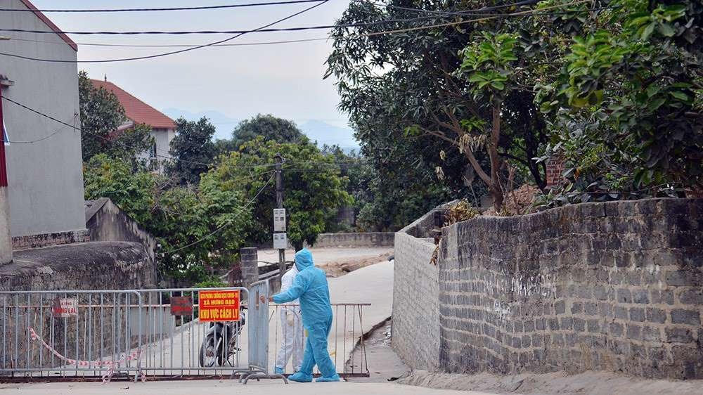 Lực lượng y tế phun khử khuẩn, sát trùng thôn Kim Điền và một số thôn thuộc xã Hưng Đạo, TP Chí Linh, tỉnh Hải Dương sáng 28/1. Ảnh: Nguyễn Hoàn.