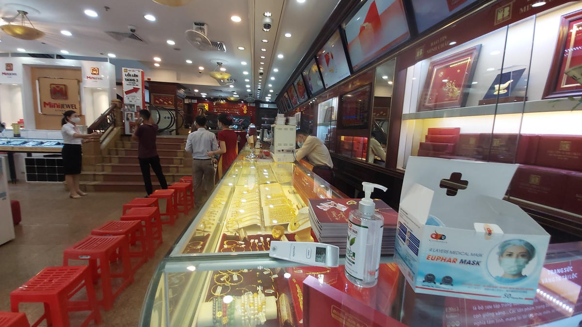 Các cửa hàng vàng đều chủ động trang bị khẩu trang, cồn diệt khuẩn, thiết bị đo thân nhiệt để tránh bệnh dịch Covid-19 trong cộng đồng.