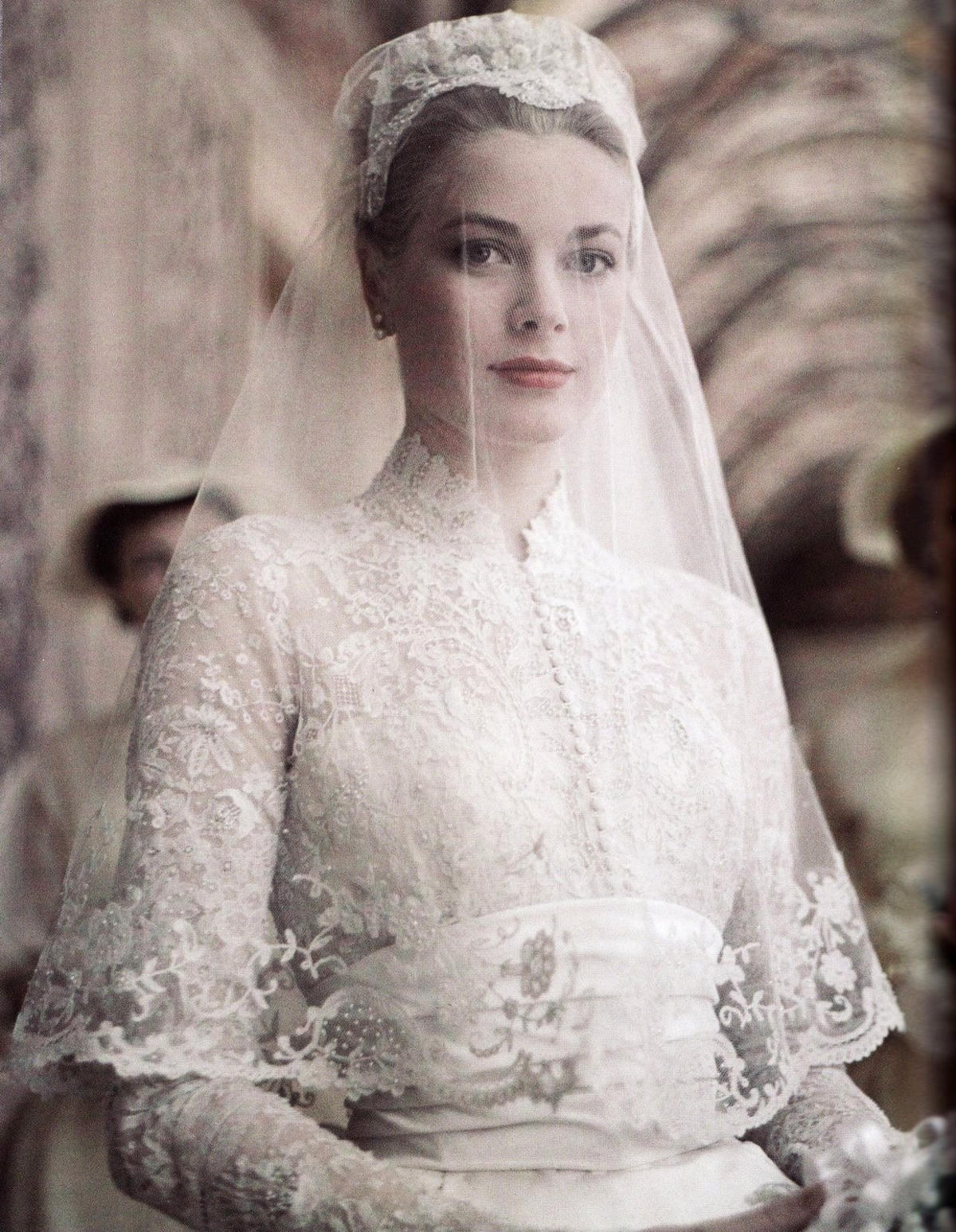 Trong ngày trọng đại ấy, Grace Kelly đã khoác lên mình chiếc váy cưới lộng lẫy đến choáng ngợp nhưng vẫn không làm mất đi vẻ thanh tao thường nhật của bà.