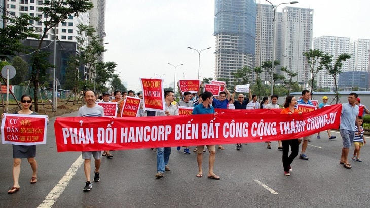 Cư dân khu ngoại giao đoàn phản đối chủ đầu tư HanCorp năm 2019.