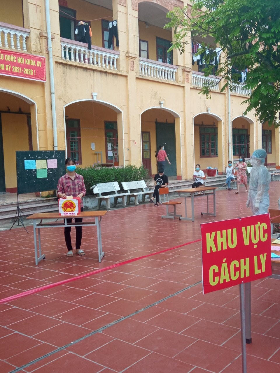 Bỏ phiếu bầu cử tại khu vực cách ly tại Trung tâm giáo dục thường xuyên huyện Lục Ngạn.