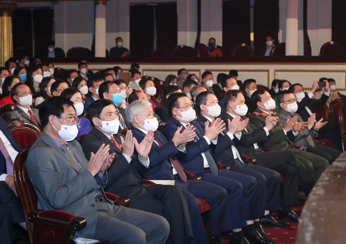 Chủ tịch Quốc hội Vương Đình Huệ, Chủ tịch UBTƯ MTTQ Việt Nam Đỗ Văn Chiến dự buổi lễ.