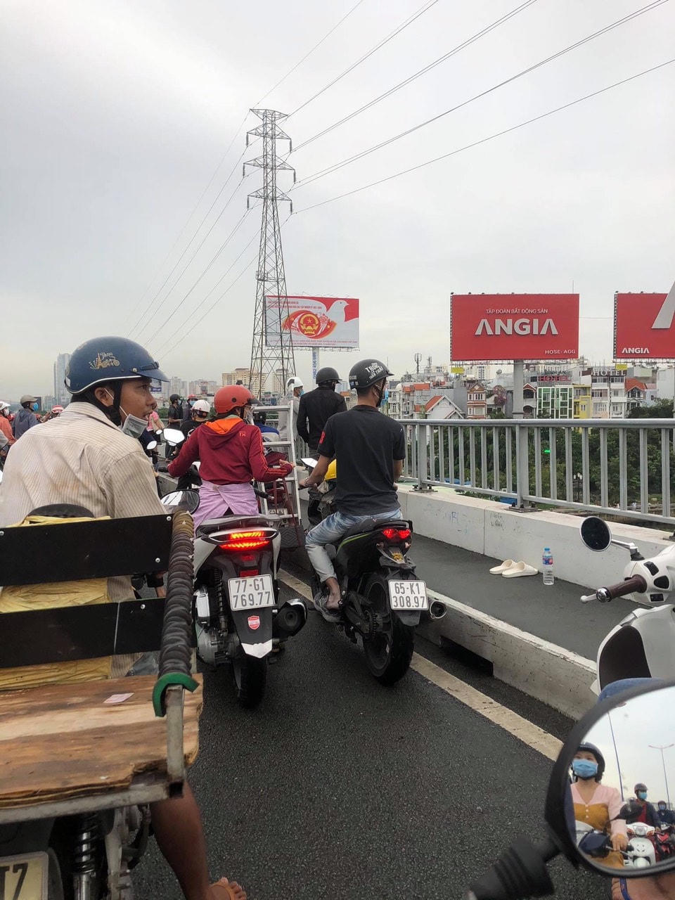 Người dân quan sát lực lượng cứu nạn cứu hộ tìm kiếm nạn nhân. Ảnh: TL.