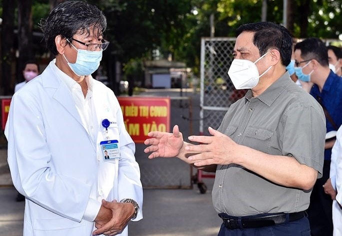 Thủ tướng Chính phủ Phạm Minh Chính động viên, kiểm tra, đôn đốc nhiệm vụ phòng chống dịch Covid-19 tại Bình Dương, ngày 27/6. Ảnh: VGP.