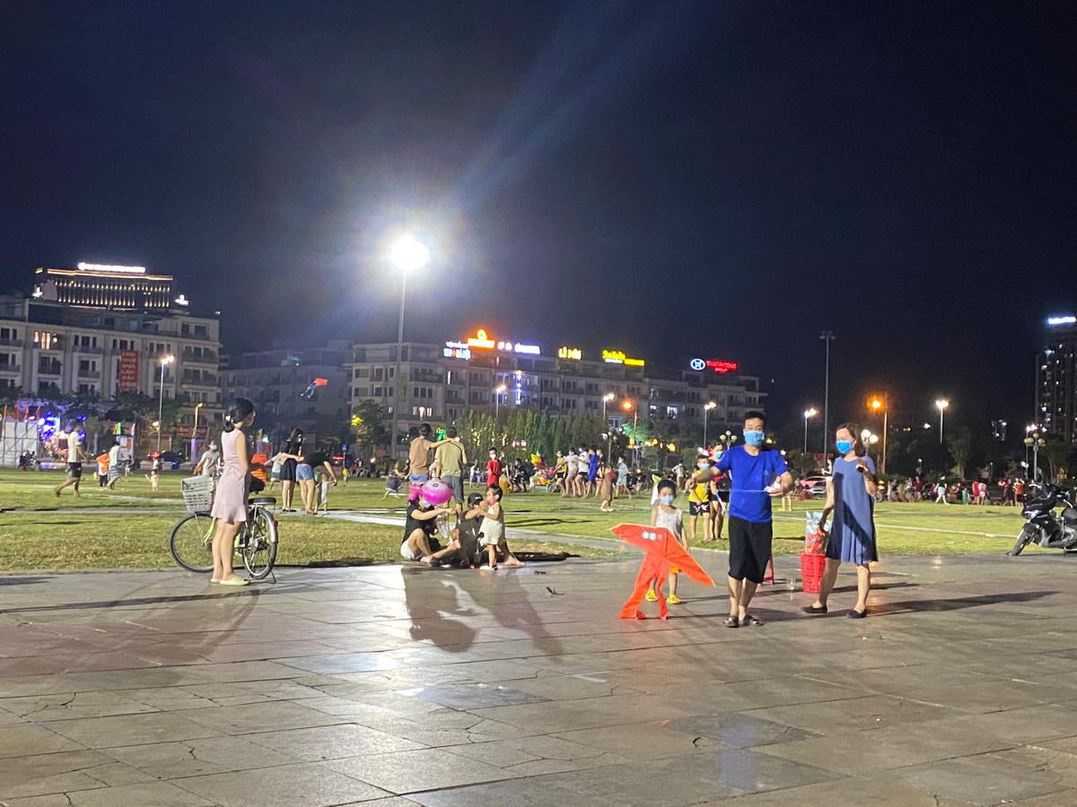 "Chúng tôi đã đọc qua văn bản và lệnh cấm, nhưng mấy hôm nay thời tiết nắng nóng kéo dài không chịu được đành phải ra Quảng trường hóng gió mát. Thấy một số ít người không đeo khẩu trang nên cũng thấy lo lắng", ông N.T.N. chia sẻ.
