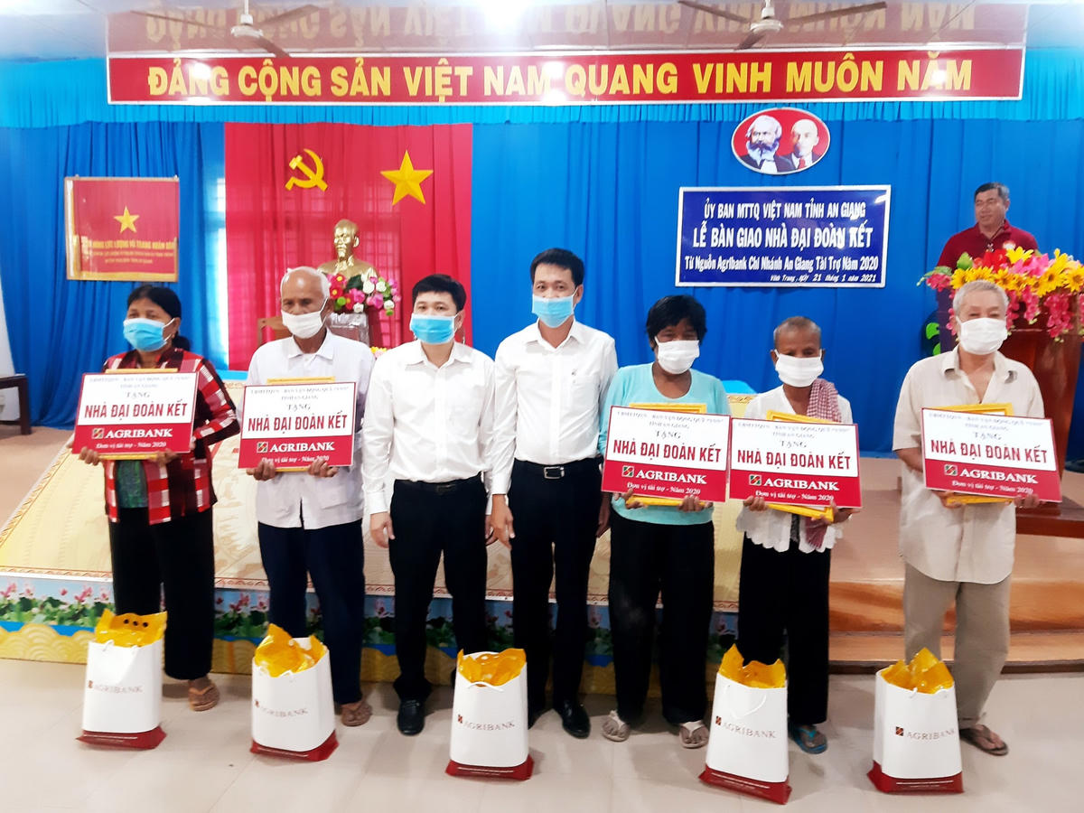 Lễ bàn giao nhà Đại đoàn kết tại xã Vĩnh Trung, huyện Tịnh Biên.
